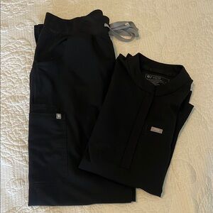 FIGS black Scrub Set